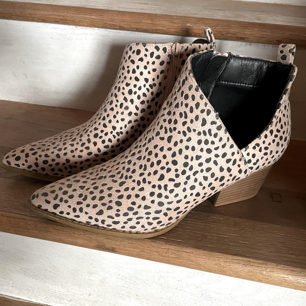 print booties like new!